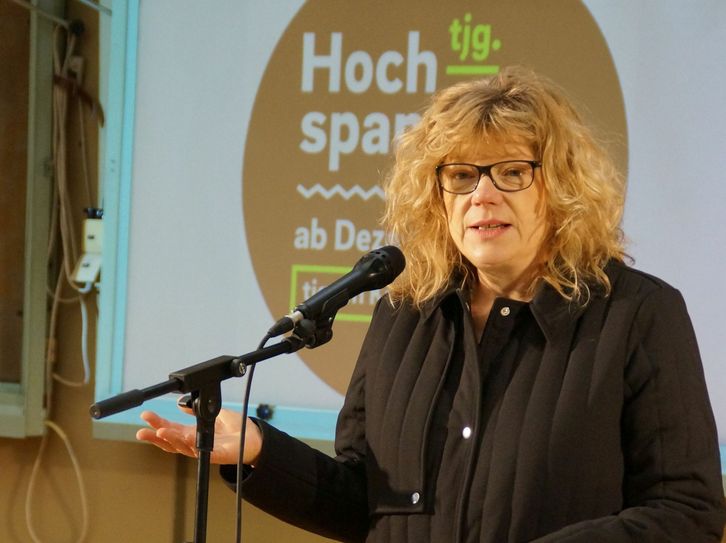 TJG-Intendantin Felicitas Löwe stellte kürzlich den Spielplan 2017 vor, zugeschnitten auf das neue Haus. Foto: SD