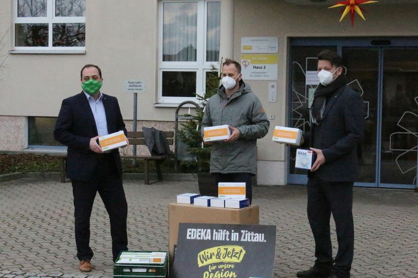 Jan Hasek, Regionalleiter Expansion der Edeka NST, Raik Urban, Geschäftsführer der Zittauer Alten- und Pflegeheim GmbH „St. Jakob“ und Zittaus Oberbürgermeister Thomas Zenker (v.l.n.r.) bei der Übergabe der Masken und Schnelltests. Foto: T. Keil