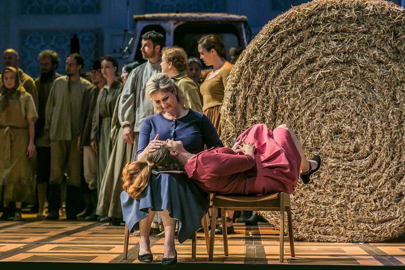 Szenenbilder aus der Oper "Eugen Onegin".