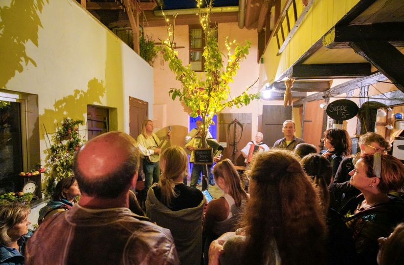 Während der Altstadtnacht öffnen Höfe ihre Türen und bieten Musikern eine Bühne.