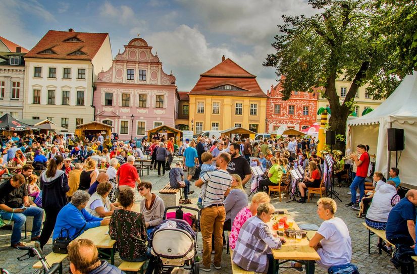 Während des Kartoffelbrunches herrscht auf dem Markt in Luckau ein großes Treiben.