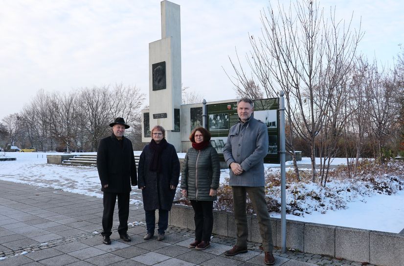 Bürgermeister Fred Mahro, Dr. Maria Nooke, Susanne Kschenka und Dr. Peter Ulrich Weiß (alle LAkD) bei der Vorstellung der neuen Infotafel.
