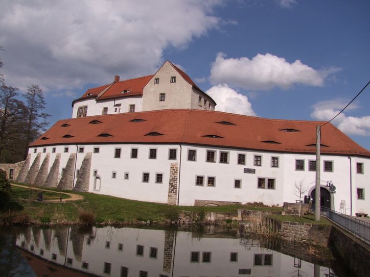 Zum diesjährigen 47. Internationalen Museumstag hofft man im Klippensteiner Schloss auf eine gute Besucherresonanz. Mit Führungen und "alten Spielen" im Schlossgarten will man die Neugier auf dieses 800 alte Gebäude wecken. Foto: Rainer Könen