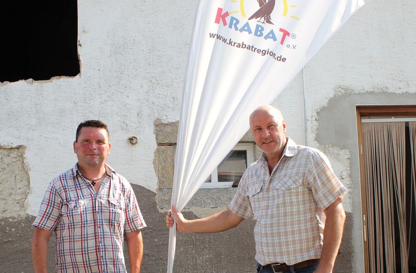 Der Betreiber des Krabathofes in Eutrich, Sven Helm (l.) und der Vereinsvorsitzende des Krabat e.V., Steffen Mühl (r.) standen dem WochenKurier Rede und Antwort.