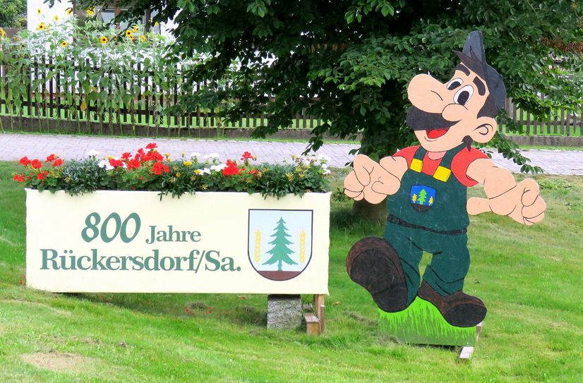 Das beschauliche Rückersdorf feiert sein 800-jähriges Bestehen. Das Dorf hat sogar ein liebevoll gestaltetes Maskottchen.