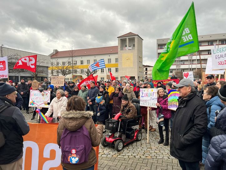 Mehr als 400 Menschen zeigten in Forst Flagge. Darunter waren u.a. auch Ministerpräsident Dietmar Woidke und Landrat Harald Altekrüger (im Bild vorn rechts).
