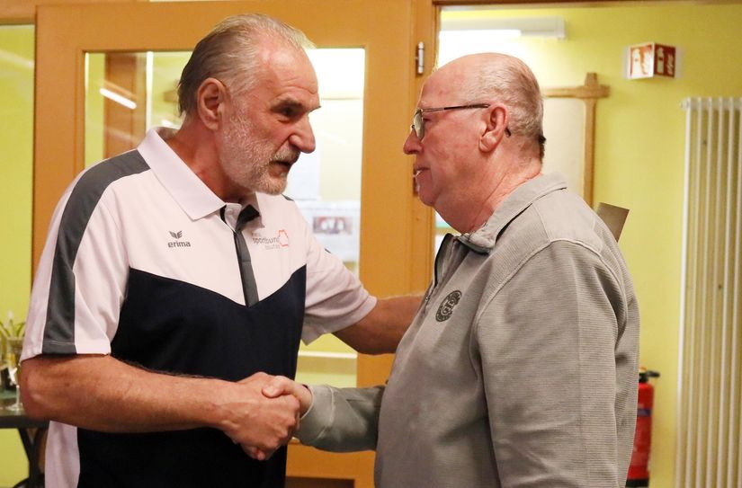 Axel Görner (l.) beglückwünscht Dietmar Kuball zu einer besonderen Auszeichnung.