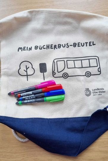 Kreativwerkstatt Fahrbibliothek: Bücherbusrucksäcke liegen dazu ebenso bereit wie Textilstifte. Und schon kann es losgehen mit dem Malen.  Foto: Kreis-
 medienzentrum LKEE