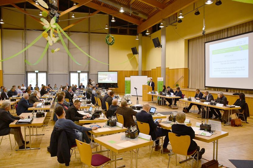Die zukünftige stationäre Gesundheitsversorgung war einmal mehr Thema im Kreistag Elbe-Elster. Auf der jüngsten Sitzung am 7. April im Haus des Gastes in Falkenberg stimmten die Kreistagsmitglieder mehrheitlich für die Fortsetzung der Planungsprozesse für einen zentralen Krankenhausneubau.