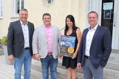 Bürgermeister Rico Pfeiffer (Ottendorf-Okrilla), Oberbürgermeister Frank Höhme (Radeberg), die stellv. Geschäftsstellenleiterin der IHK Bautzen, Linda Schild und Bürgermeister Stefan Schneider (Großröhrsdorf) bei der Präsentation der »Spätschicht 2024«.Foto: Matthias Stark