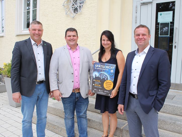 Bürgermeister Rico Pfeiffer (Ottendorf-Okrilla), Oberbürgermeister Frank Höhme (Radeberg), die stellv. Geschäftsstellenleiterin der IHK Bautzen, Linda Schild und Bürgermeister Stefan Schneider (Großröhrsdorf) bei der Präsentation der »Spätschicht 2024«.Foto: Matthias Stark