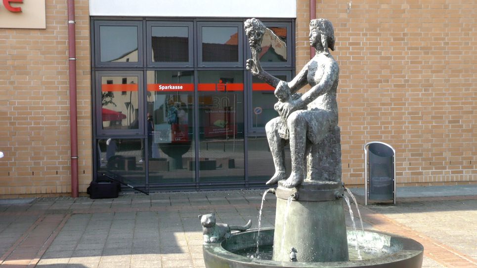 Der Brunnen mit Marktfrau konnte wieder in Betrieb genommen werden.