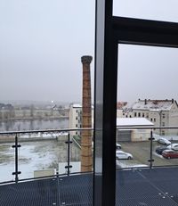 Der Schornstein wird immer schiefer. Jetzt soll er abgerissen werden. Der Storch bekommt einen neuen NestTurm.