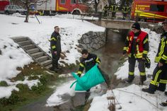 Die Kameraden waren damit beschäftigt, das Öl zu binden.