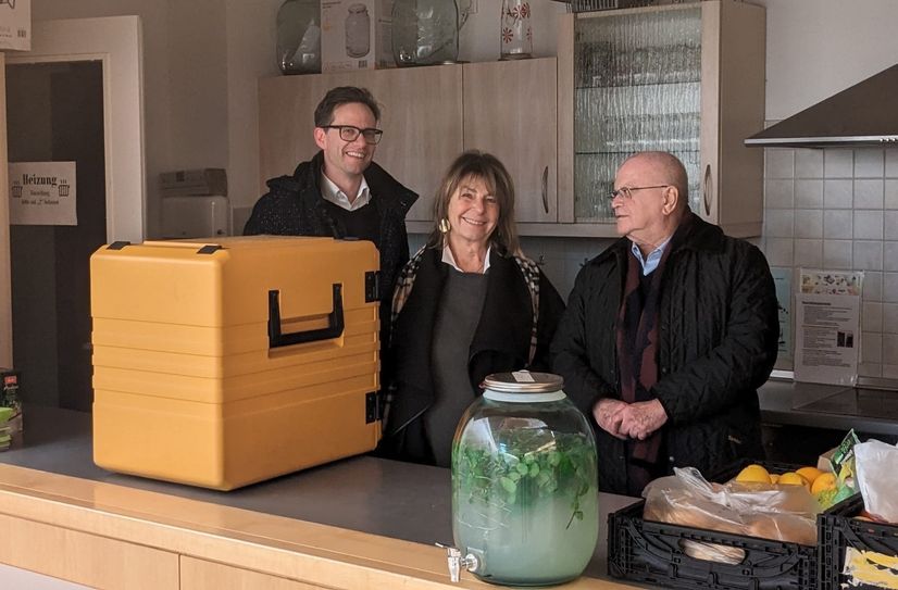 Markus Pelz, Sabine Rösler und Peter Musil (Dresdner Lions, v.l.n.r.) packen kräftig mit an.