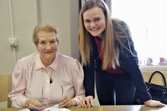 Svitlana (li.) stammt aus Mykolajiw in der Ukraine. Sie besucht regelmäßig den Deutschkurs, den Hanna Wagner, Leiterin des ASB-Begegnungszentrums »Luise«, ins Leben rief.