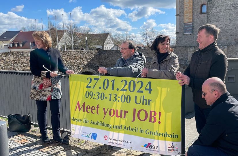 Die Akteure des Organisationsteams und beteiligter Institutionen haben bereits im vergangenen Jahr gemeinsam mit Oberbürgermeister Dr. Sven Mißbach (2.v.r.) das Hinweisplakat für die neue Jobmesse am Großenhainer Kulturschloss angebracht.