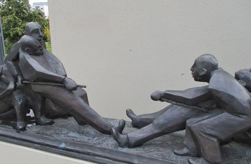 Beschädigung an der Skulptur "Tauziehen".