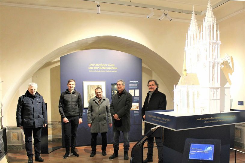 Dompropst Superintendent i.R. Andreas Stempel, Daniel Sommer (whitebox GbR), Dr. Matthias Donath, Dombaumeister Dr.-Ing. Knut Hauswald und Dompfarrer Superintendent Andreas Beuchel (v.l.) sind froh über das Ergebnis der Umgestaltung des Dommuseums. Foto: Hartmann, Hochstift