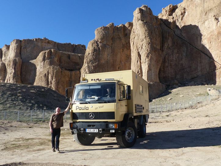 »Paulas« Übernachtungsstätte unterhalb der Felsengräber von Naqsh-e-Rostam.