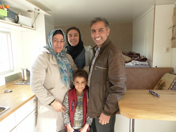 Familien nutzen »Paula« als Attraktion, um einen Blick in das beeindruckende Gefährt aus Deutschland zu werfen.  Fotos: Wagner