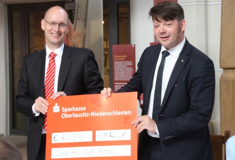 Michael Bräuer, Vorstandsvorsitzender der Sparkasse Oberlausitz-Niederschlesien, überreichte Zittaus Oberbürgermeister Thomas Zenker (rechts) einen Scheck über 60000 Euro. Foto: Keil
