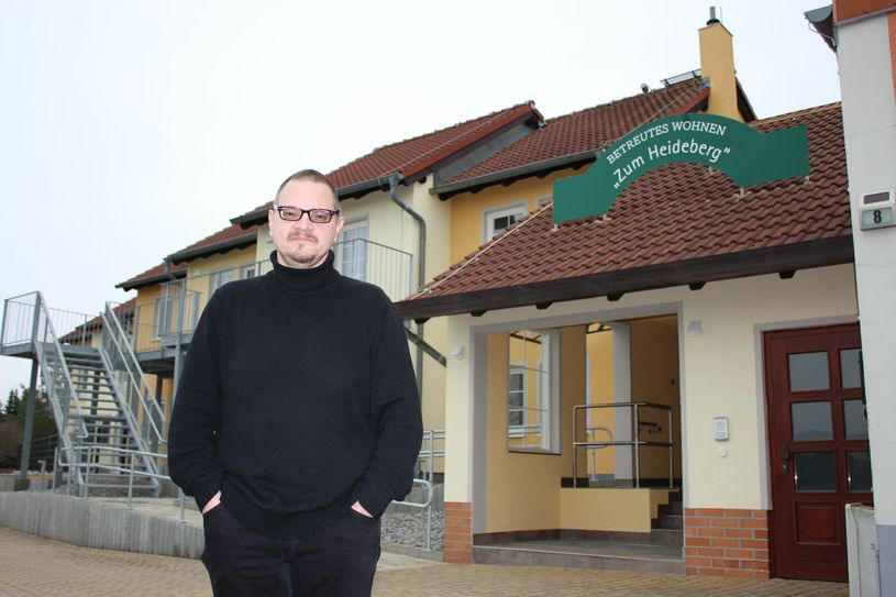 Geschäftsführer Mathias Krause vor dem neuen Betreuten Wohnen des Familienunternehmens in Kollm. Foto: T. Keil