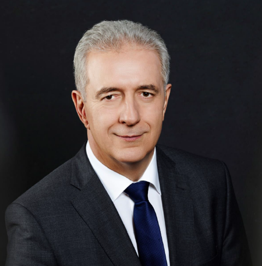 Ministerpräsident Stanislaw Tillich schließt symbolisch die Staatskanzlei auf. Foto: Sächsische Staatskanzlei/Laurence Chaperon