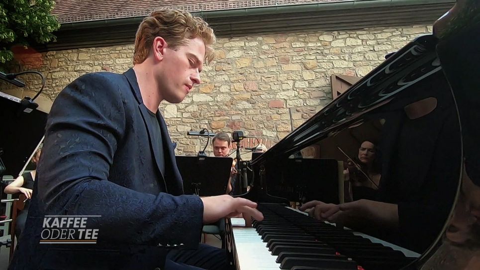 Vorfreude auf den Meisterpianisten Joseph Moog, hier bei einem früheren Konzert. Foto: SWR