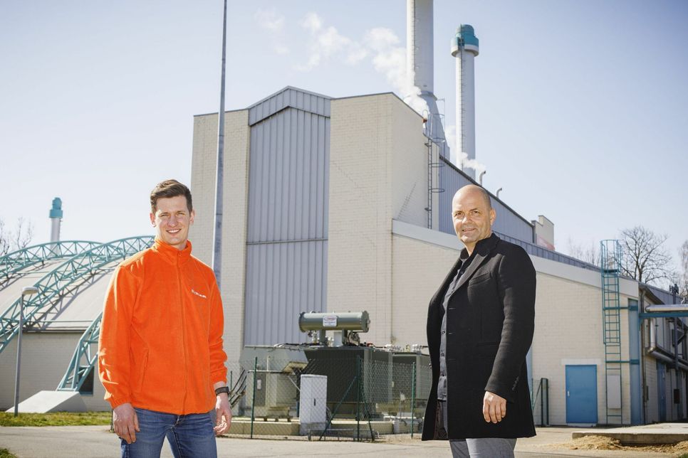 SWR-Geschäftsführer René Röthig (r.) und Abteilungsleiter Steffen Krechlak am Heizkraftwerk in Merzdorf, welches die umliegende Industrie mit Prozessdampf und die anliegenden Wohngebiete mit Wärme und Heißwasser versorgt. Foto: stw/Pietzsch