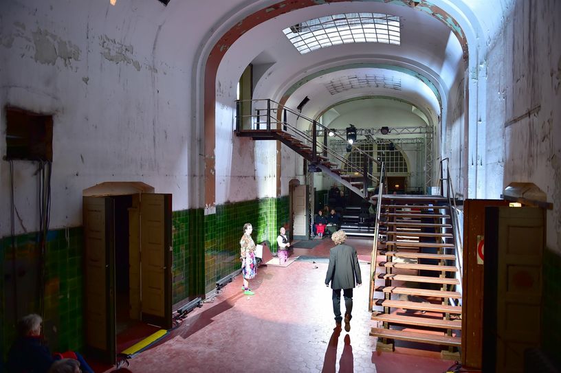 Das Zechenhaus in brieske verwandelt sich in eine Theaterkulisse.