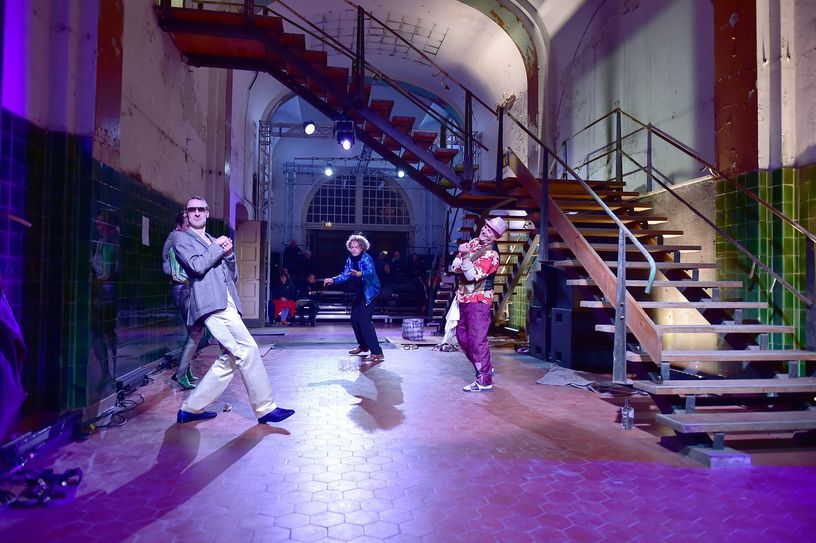 Das Zechenhaus auf dem Industriegelände in Brieske verwandelt sich in die Bar Utopia. Im Foto die Schauspieler Patrick Gees, Anna Schönberg, Erik Brünner und Daniel Borgwardt (v.l.n.r.).