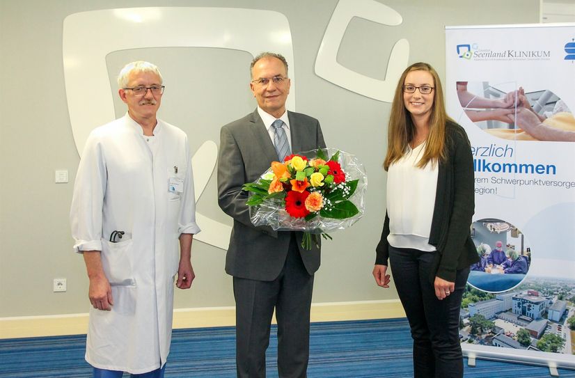 Der Medizinische Direktor, Dr. med. Olaf Altmann (l.), und die Kaufmännische Direktorin, Juliane Kirfe, begrüßen M.D./SYR. Nidal Mansour im Lausitzer Seenland Klinikum.