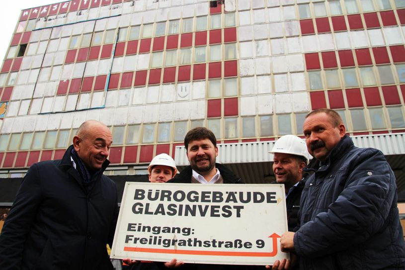 Im Bauschutt wurde noch ein altes Schild gefunden (v.l.): Peter Heil (Investor, Sächsische Wohnimmobilien GmbH), Bauleiter Hannes Sauer, Volker Böhme (Investor, Hentschke Bau), Projektleiter Jens Kretzschmar und Michael Zenker (Investor, WG Lößnitz). Foto: Schramm