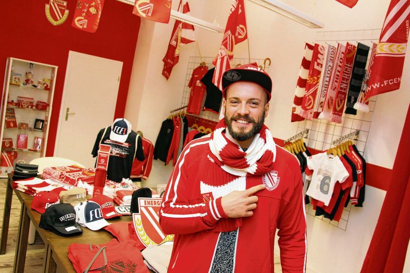 Der Fanshop des FC Energie befindet sich ab sofort unter dem Dach des WochenKurier Cottbus, Altmarkt 15. Foto: jho