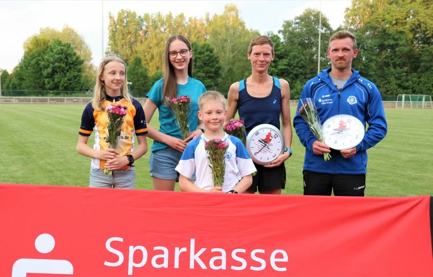 Geraldine Heinrich (RSV Finsterwalde), Vivian Mittag (ASC) und Paul Brandt bei den Nachwuchswettbewerben und Marit Brandt und Martin Mittelstädt (beide Neptun) über 10 000 Meter (von links). Foto:ws