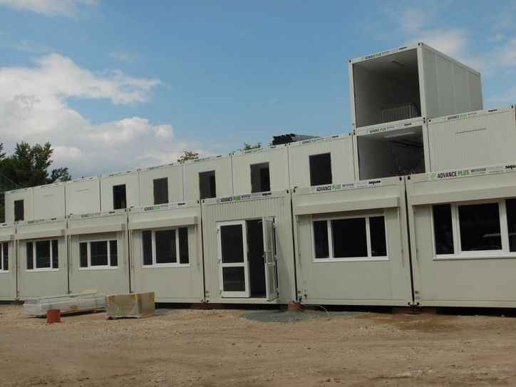 Die Containerschule ist fast fertig.