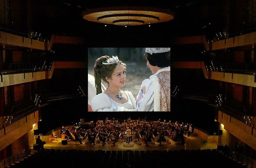 Das Orchester spielt live zum Film auf der großen Leinwand.