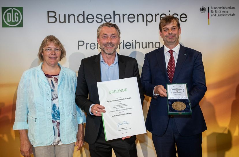 Ministerialdirektorin Dr. Katharina Böttcher (links), überreicht gemeinsam mit DLG-Präsident Hubertus Paetow (rechts) Urkunde und Medaille an Patrick Liermann, Geschäftsführer Marketing und Vertrieb. Foto: DLG