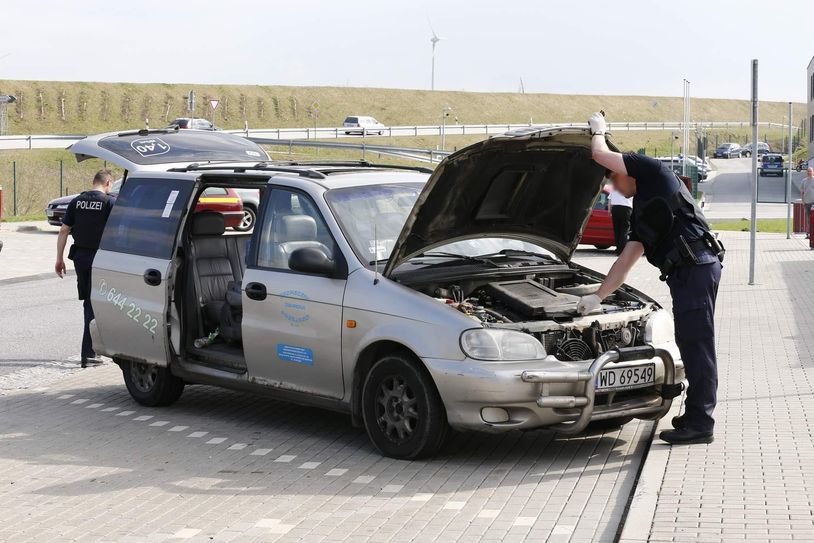 Polizeikräfte bei der Kontrolle eines Fahrzeugs. Foto: M. Förster /Archiv