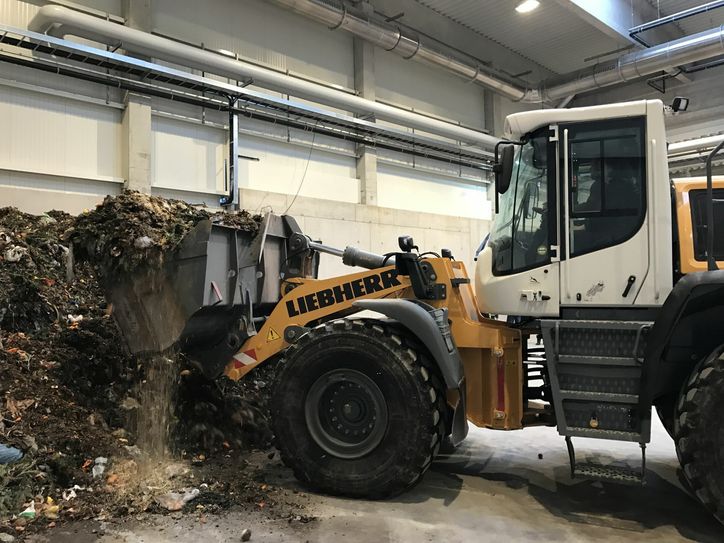 Der erste Biomüll wird vom Radlader in einen Trockenfermenter verbracht. Fotos: Schramm