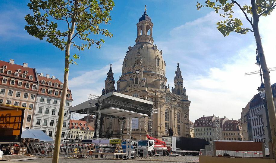 Bühnenaufbau auf dem Dresdner Neumarkt. Foto: PR