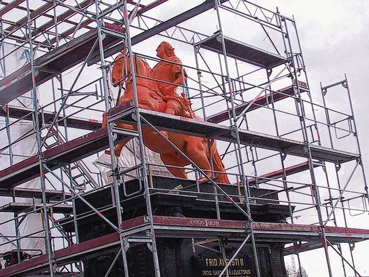 Von 2001 bis ‘03 wurde das Denkmal von der Firma Fuchs+Girke restauriert und neu vergoldet, 2003 zeigte sich August für einige Zeit in Orange. Foto: Pönisch