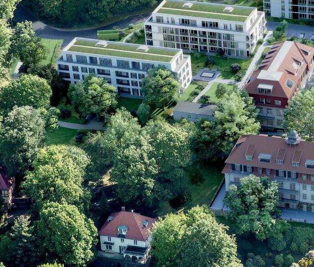 Rechts vorn die denkmalgeschützten Gebäude, in denen 56 Luxuswohnungen entstehen, hinten im Bild die beiden Neubauten mit insgesamt 38 Wohnungen. Visu: Baywobau