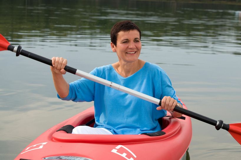 Paddelt mit dem Tourismusverband Lausitzer Seenland e.V. in ein neues Jahr: Geschäftsführerin Kathrin Winkler. Im WochenKurier-Interview blickt sie auf 2020. Foto: © privat