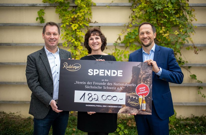 Marco Domogalski (Radeberger-Marketingleiter), Micaela Lindheimer (stellv. Geschäftsführerin Tourismusverband Sächsische Schweiz e.V.) und Thomas Kunack (Vorsitzender »Freunde des Nationalparks Sächsische Schweiz e.V.«) mit dem Scheck.