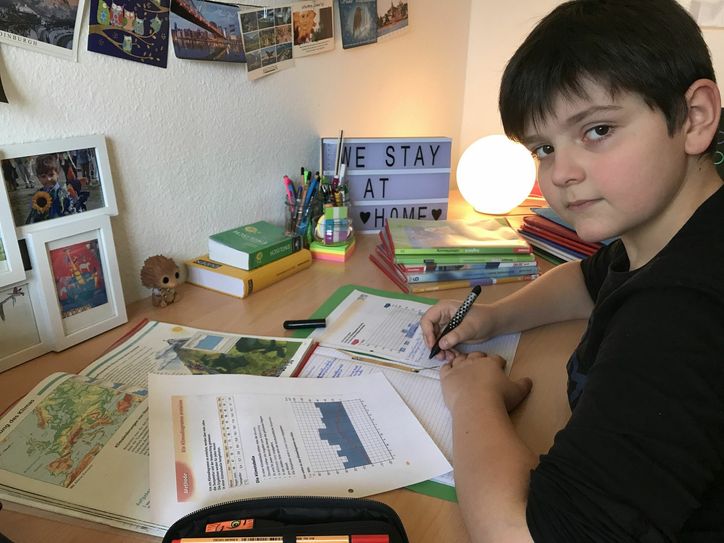 Konstantin geht in die 6. Klasse einer Freien Schule und macht zu Hause gerade seine Geografie-Hausaufgaben. Foto: Kunath