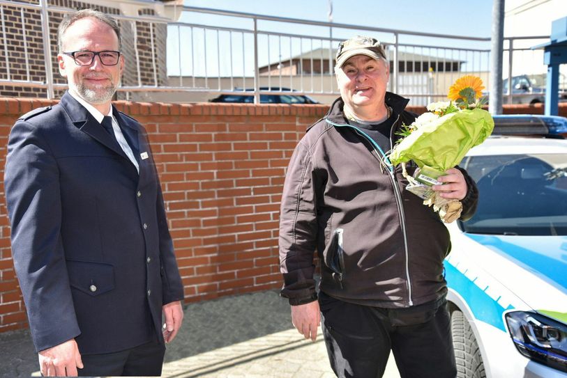Polizeioberrat Sven Pohling und der Lebensretter. Foto: Polizei