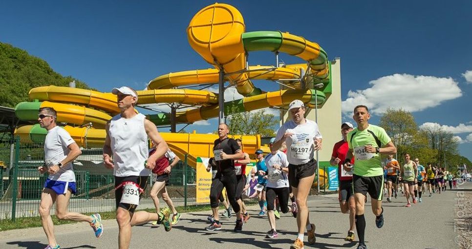 Halbmarathon-Läufer am »Hains« in Freital.