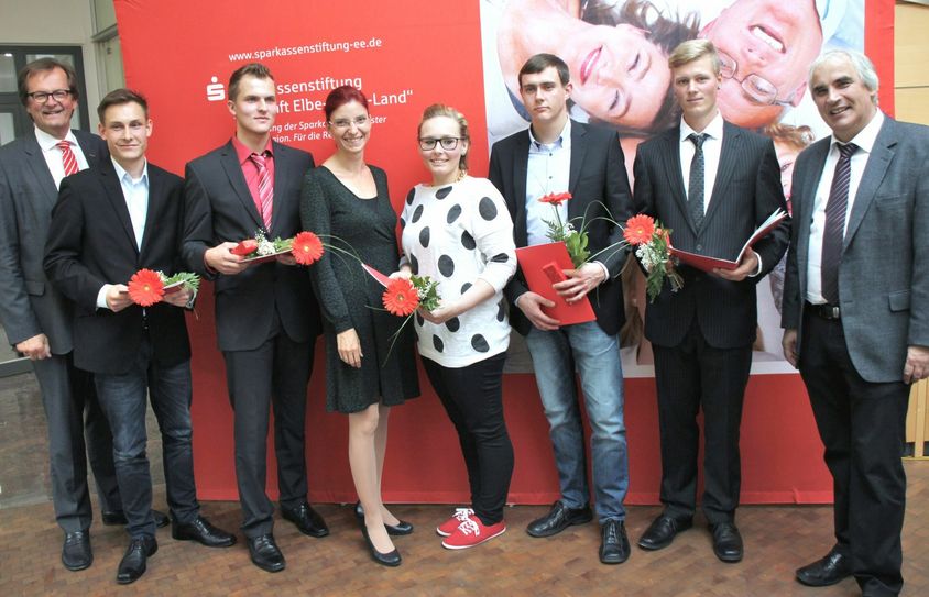 Preisträgerin Lydia Richter präsentiert sich mit Ministerin Diana Golze und den weiteren Preisträgern Robert Kube, Robert Heinrich, Benjamin Fischer und Robert Pötzsch (v.l.) und mit Sparkassen-Chef Jürgen Riecke (li) und dem stellvertretenden Landrat Peter Hans.